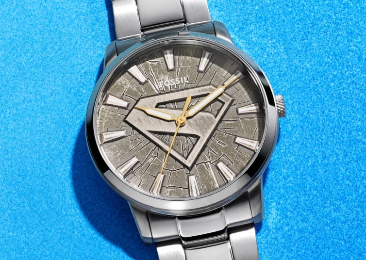 Reloj Superman con el horizonte de Metrópolis y Superman volando alrededor de la esfera en el segundero.