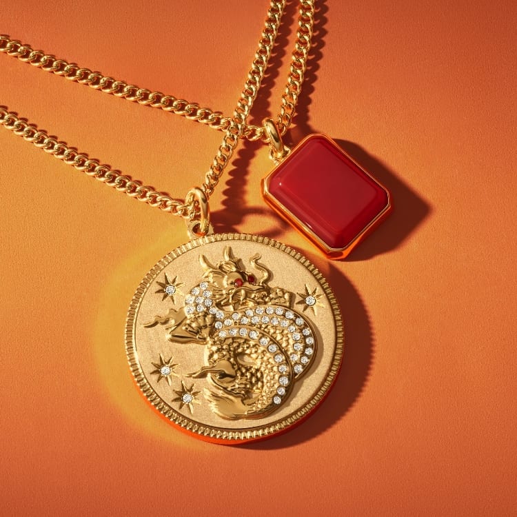 Un pendentif dragon doré rehaussé de cristaux et un collier pendentif en agate rouge véritable.