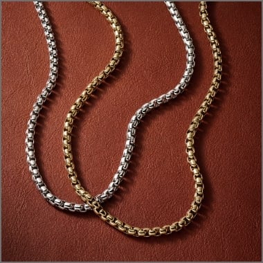 Deux colliers à chaîne pour homme.
