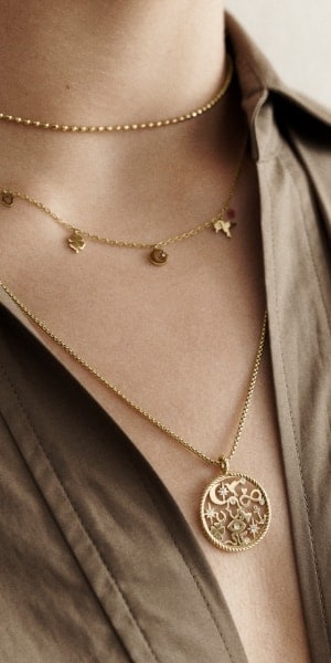 Goldfarbene Halsketten aus der Kollektion Sutton Golden Icons.