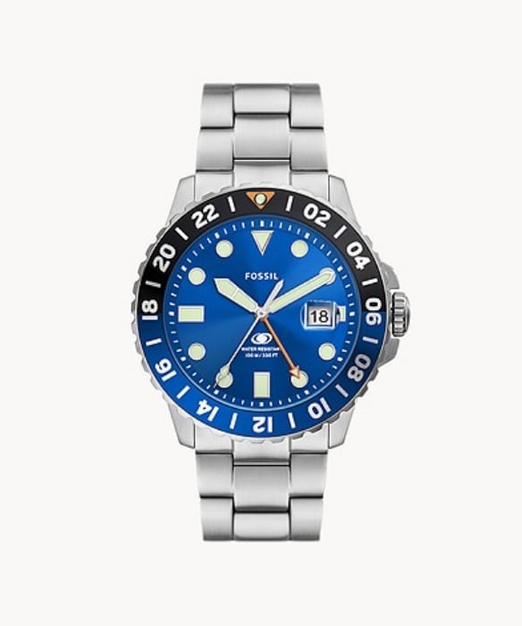 Une montre Fossil Blue GMT argentée au cadran bleu.