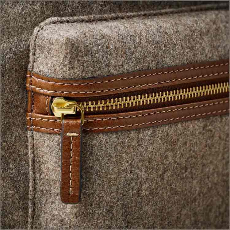 Un GIF de un primer plano de la mochila Buckner con detalles de lana italiana y piel y de la mochila Buckner de lana italiana y piel.
