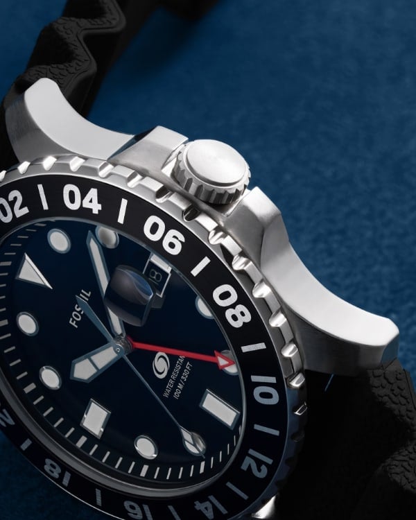 Gros plan de la couronne de la montre Fossil Blue GMT.