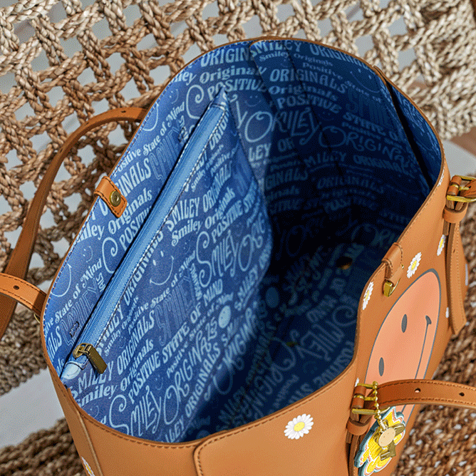 Gif del bolso tote Fossil x Smiley de cactus vegano lleno de artículos. Gif del bolso tote Fossil x Smiley de cactus vegano lleno de artículos.