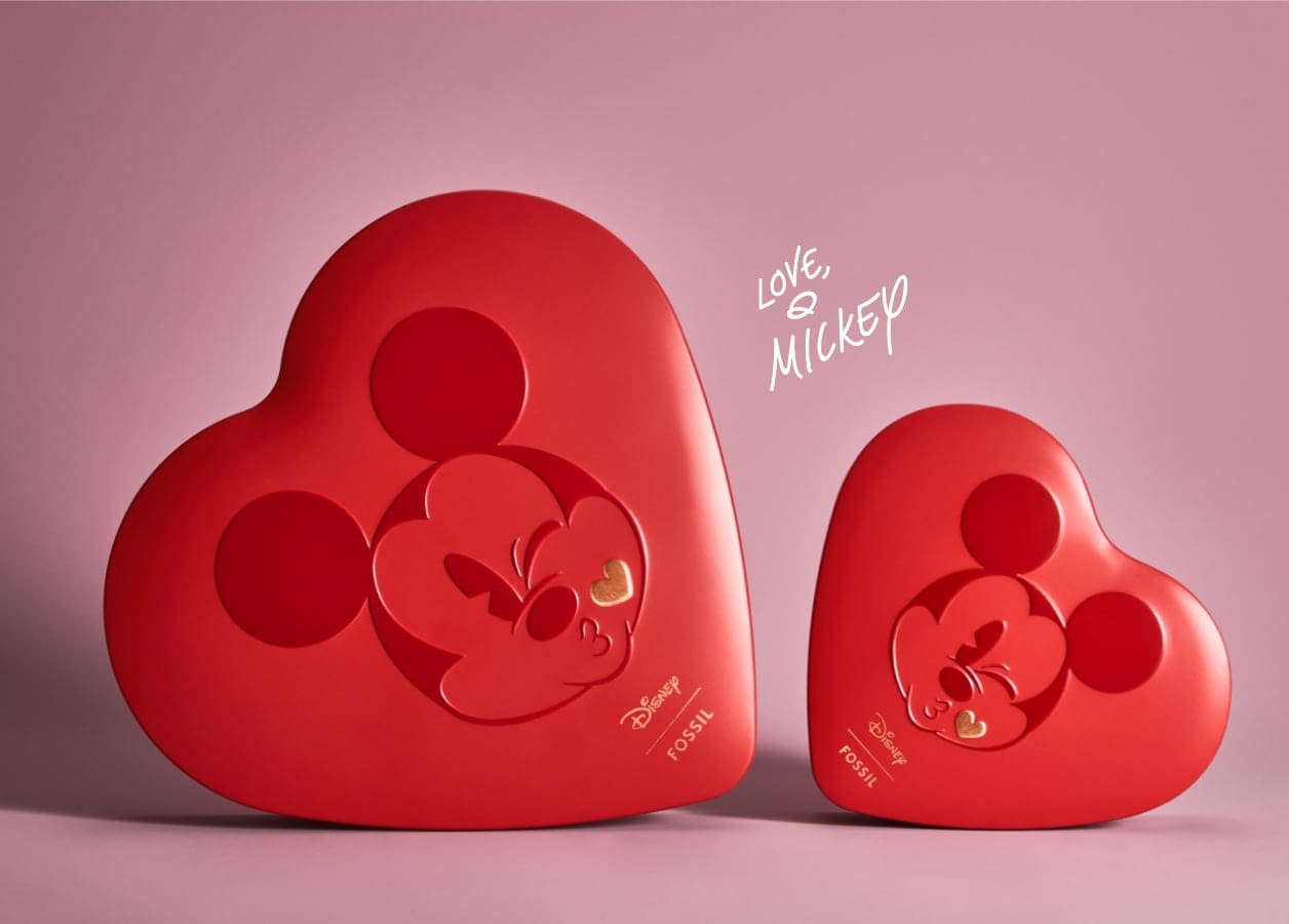 Zwei herzförmige rote Dosen mit Micky Maus, der einen Luftkuss zuwirft. „Love Mickey“-Schriftzug auf dem Bild.