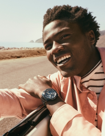Hombre elegante con un reloj Fossil.