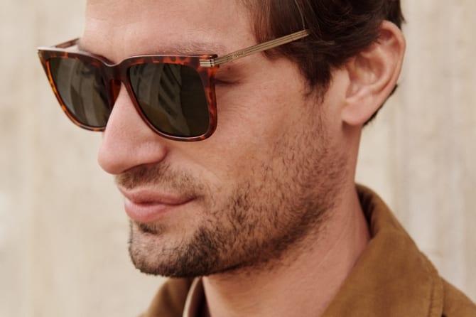 Un homme portant des lunettes de soleil.