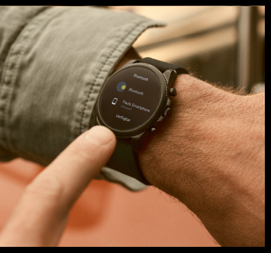 Ein Mann mit Gen 6 Smartwatch. Ein Mann mit Gen 6 Smartwatch.
