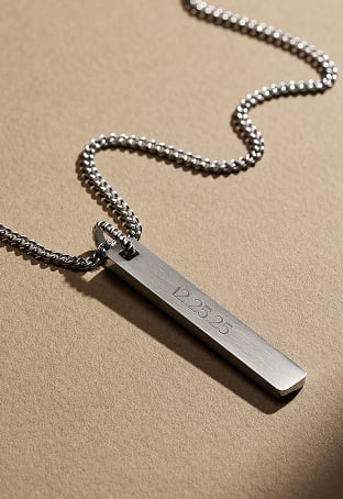 A stainless steel necklace with an engravable ID plate.