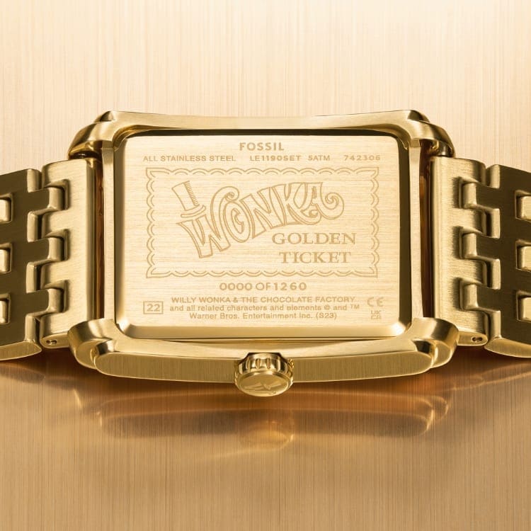Der Gehäuseboden der goldfarbenen Uhr Carraway mit geätztem goldenem Ticket.