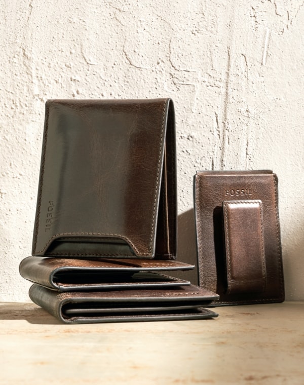 Men’s brown leather wallet.