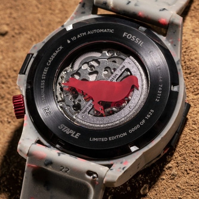 Il fondello in vetro dell’orologio STAPLE x Fossil, con il logo del piccione rosa.