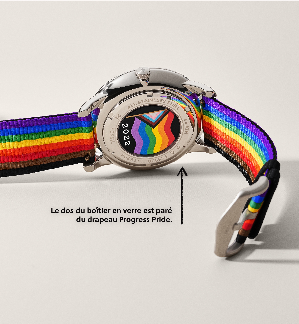 Montre avec bracelet et dos de boîtier arborant le drapeau de la fierté
