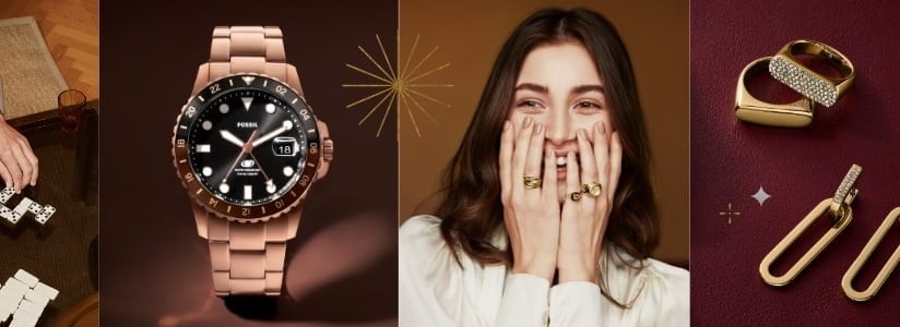 ローズゴールドトーンのFOSSIL BLUE GMT。ゴールドトーンのジュエリーを身に着け、顔に手を当てて微笑む女性。ゴールドトーンのリングとピアス。