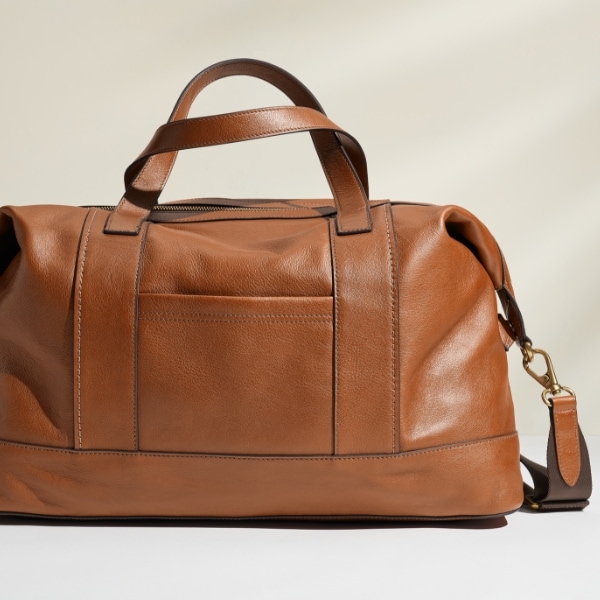 Le sac de voyage Raeford en cuir brun. 