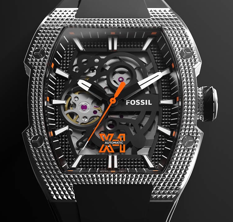 Fossil Machine X-1のオーバーサイズのシェイプドケースのクローズアップ。