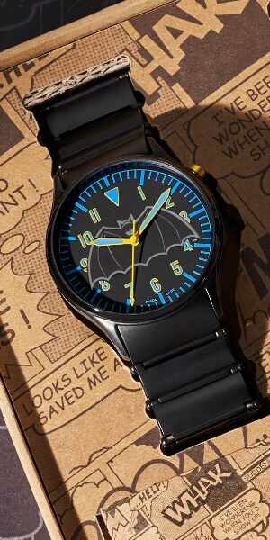 Une montre Batman en édition limitée en cuir, noire, et quatre bracelets interchangeables colorés.