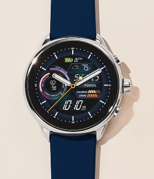 Un homme portant une montre Fossil avec un cadran vert. 