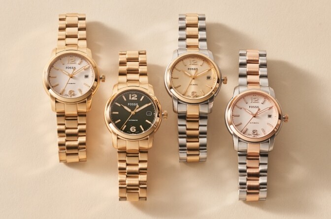 Cuatro relojes de varios tonos. 