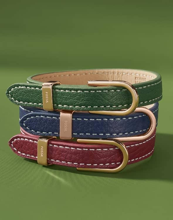 Trois bracelets en cuir, rouge, bleu et vert.