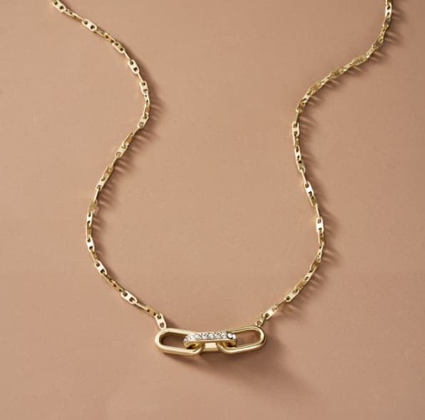 Eine goldfarbene Halskette mit Glitz.