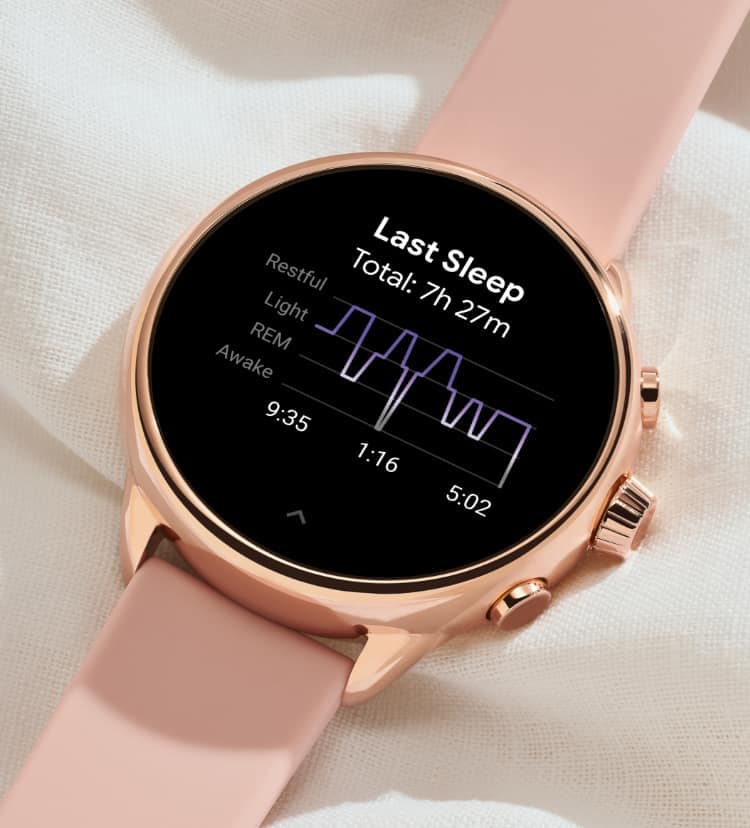 Gif de una mujer que lleva un reloj inteligente Gen 6 Wellness Edition y hace un seguimiento de los datos de sueño.