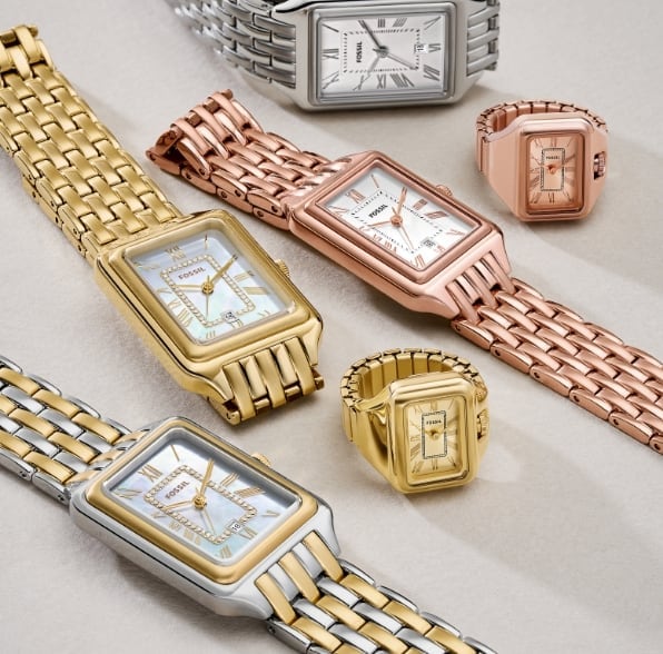 Drei Uhren Raquel mit verschiedenen Finishs und zwei Ringuhren mit gold- und roségoldfarbenem Finish.