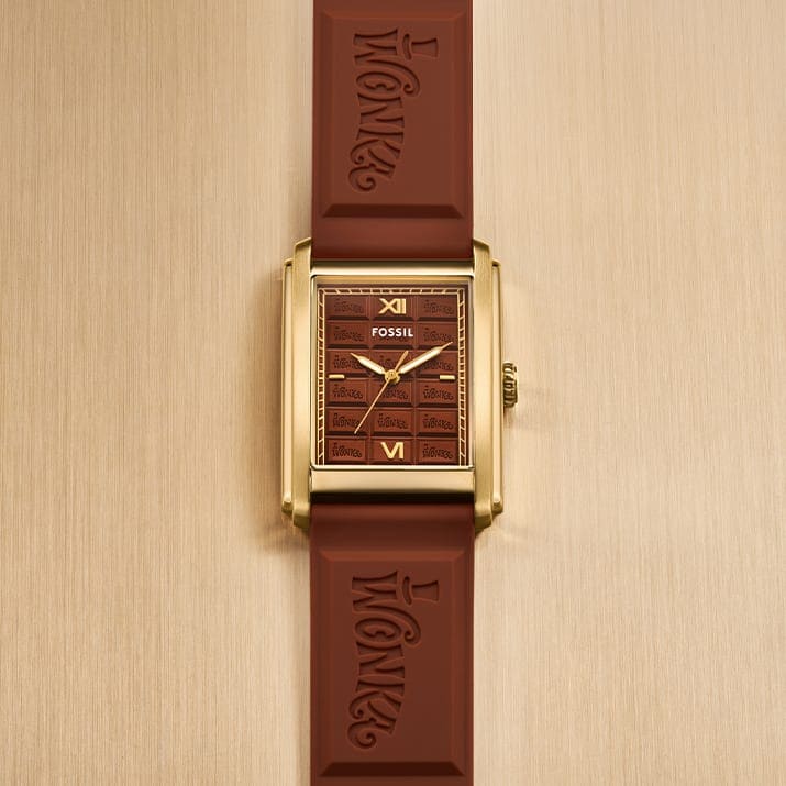 Un GIF muestra el brazalete en tono dorado y la correa marrón de silicona inspirada en una tableta de chocolate del reloj Carraway en edición limitada.
