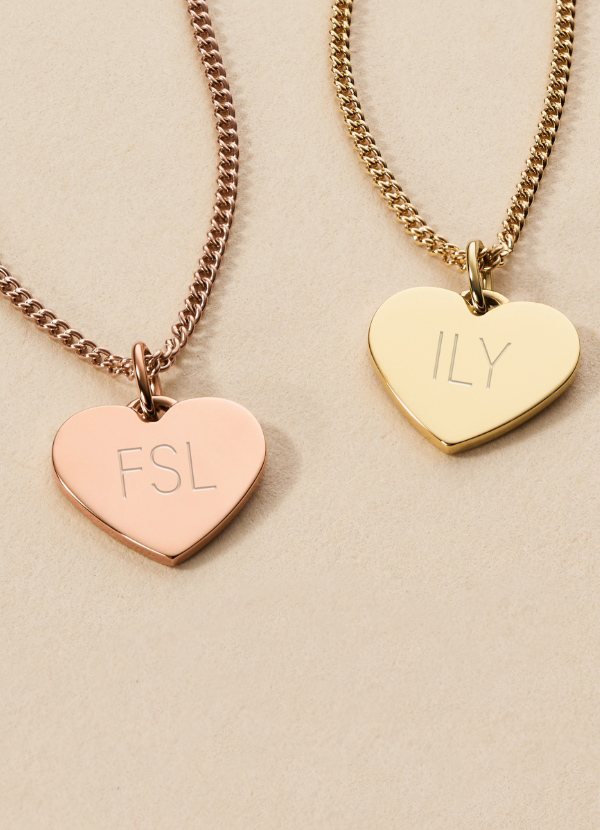 Deux colliers pendentifs en forme de cœur avec FSL et ILY gravés.