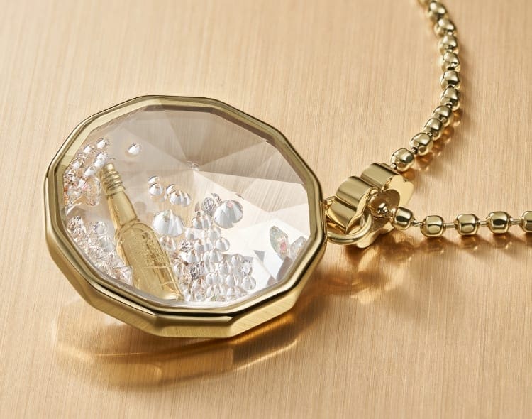 La collana color oro con cristalli sfaccettati ispirata alle Bibite frizzo-sollevanti.