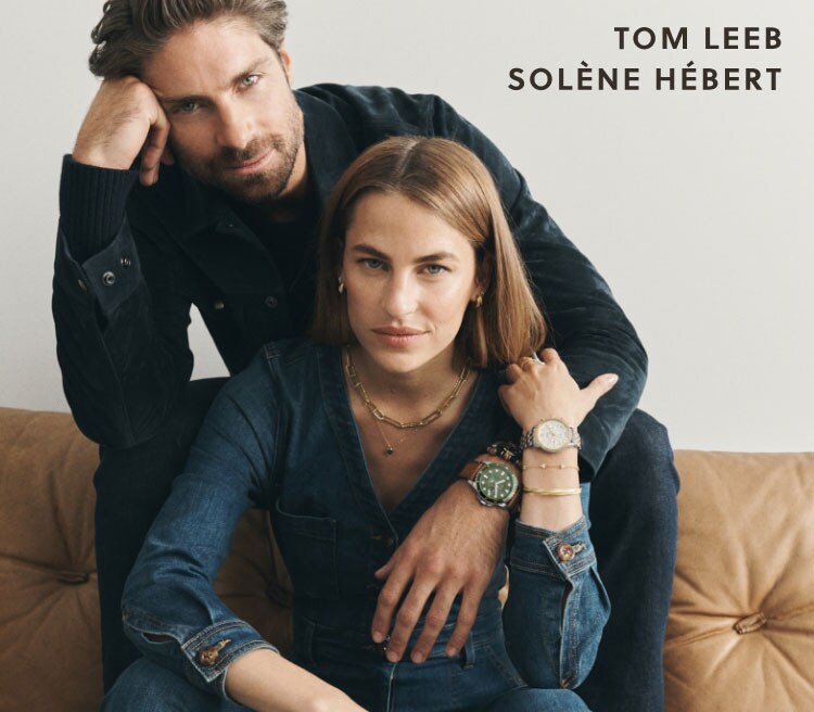 Solène Hébert et Tom Leeb sont assis et portent des bijoux et des montres Fossil