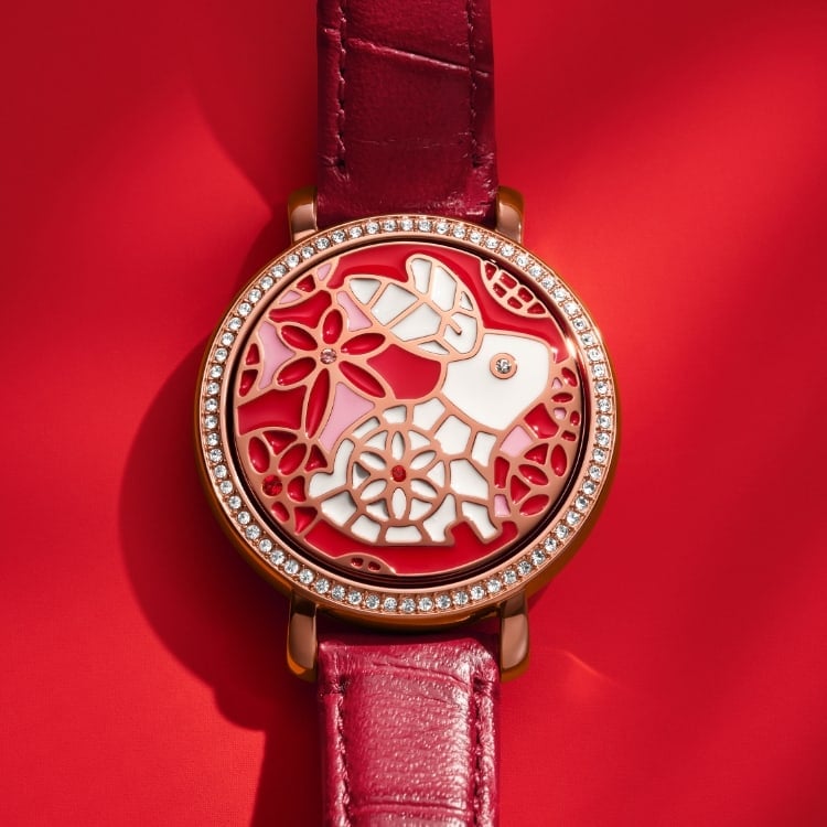 Un GIF de la montre Jacqueline, avec son cadran orné de cristaux disposés à la main et l’endos de son boîtier en émail.