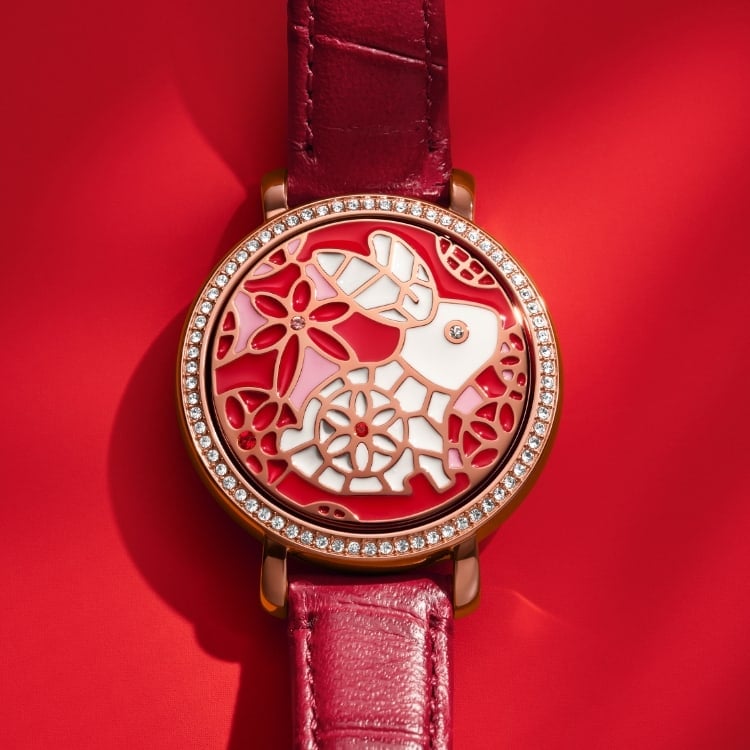 Una GIF con i cristalli incastonati a mano sul quadrante del nostro orologio Jacqueline e il suo fondello smaltato.