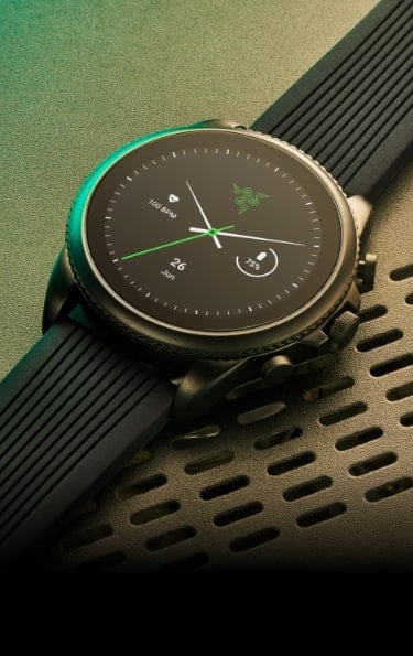 Razer x Fossil. Eine schwarze Razer x Fossil Gen 6 Smartwatch vor einem grünen Hintergrund.