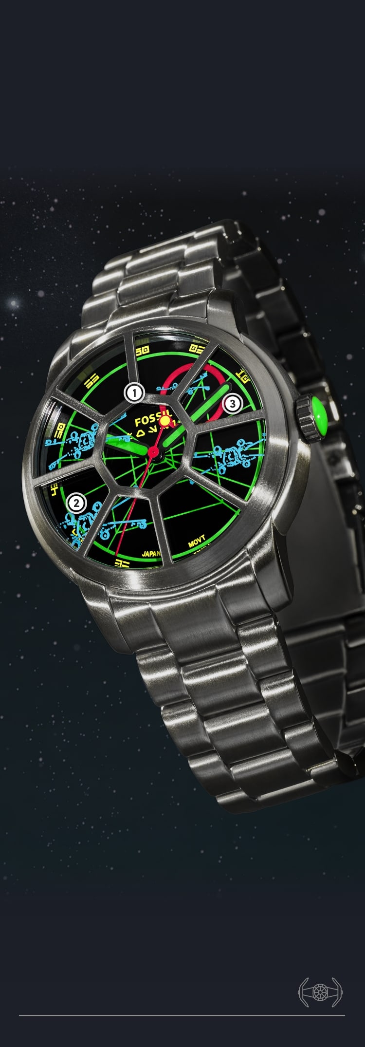 Un gros plan d’une montre en acier inoxydable avec la fenêtre d’un TIE-Fighter sur un cristal, et un collimateur et des X-wings sur le cadran.