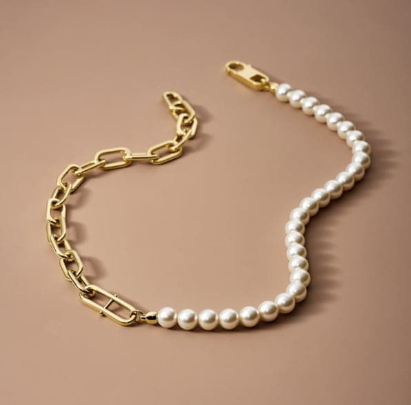 Un collier ton or avec perles de verre d’imitation.